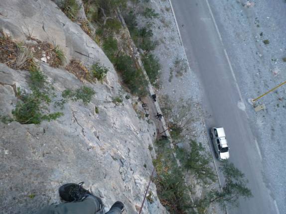 Olhando para baixo, do ponto mais alto da nossa primeira escalada do dia em Potrero Chico, no nordeste do México. A Fiona ficou pequenininha!